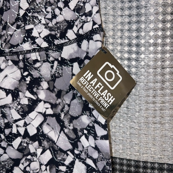 VSX Knockout crop reflective leggings - Picture 3 of 6